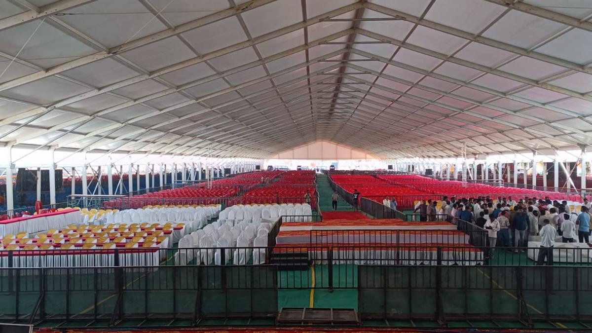 कोलार में आज राहुल गांधी की रैली के लिए मंच सज गया है