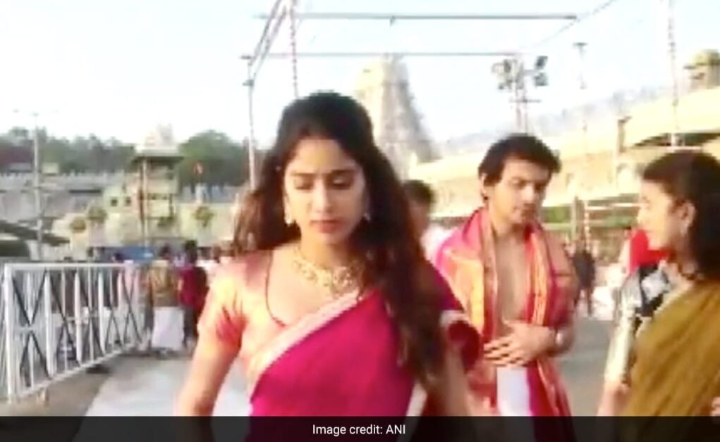 जाह्नवी कपूर कथित बॉयफ्रेंड शिखर पहाड़िया और बहन खुशी कपूर के साथ तिरुपति बालाजी मंदिर पहुंचीं