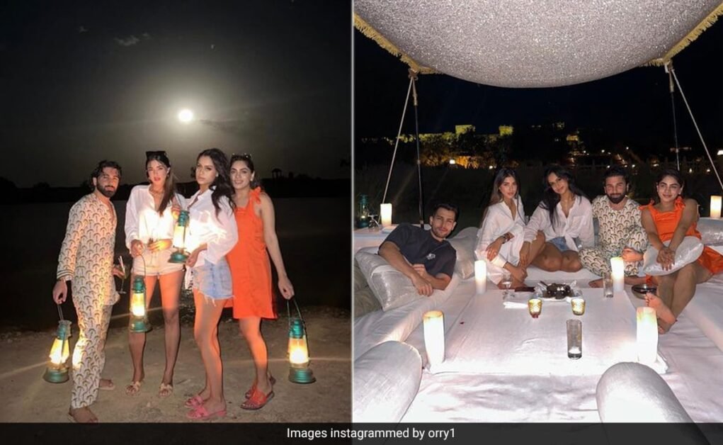 दोस्तों के साथ न्यासा देवगन की जैसलमेर डायरी के पन्ने पलटते हुए