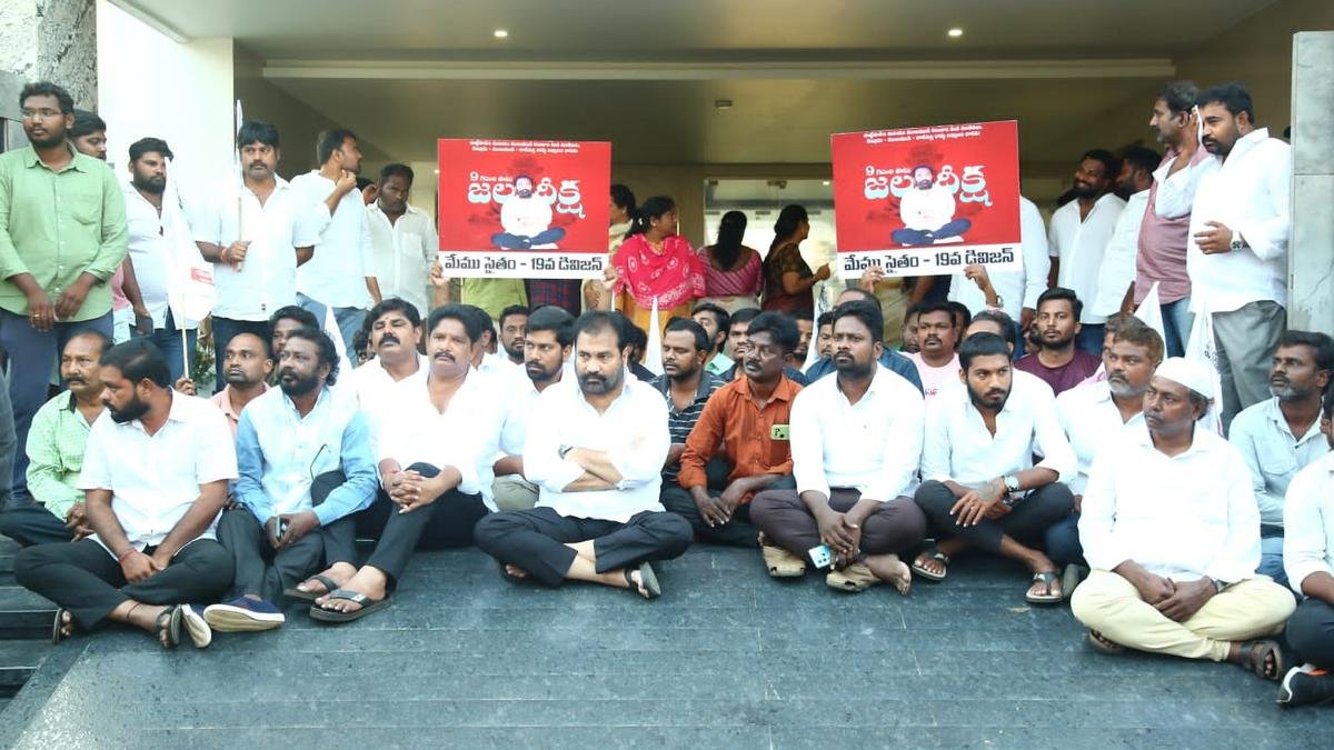 नेल्लोर में निलंबित वाईएसआरसीपी विधायक के समर्थन में पुलिस ने 'जला दीक्षा' को विफल कर दिया