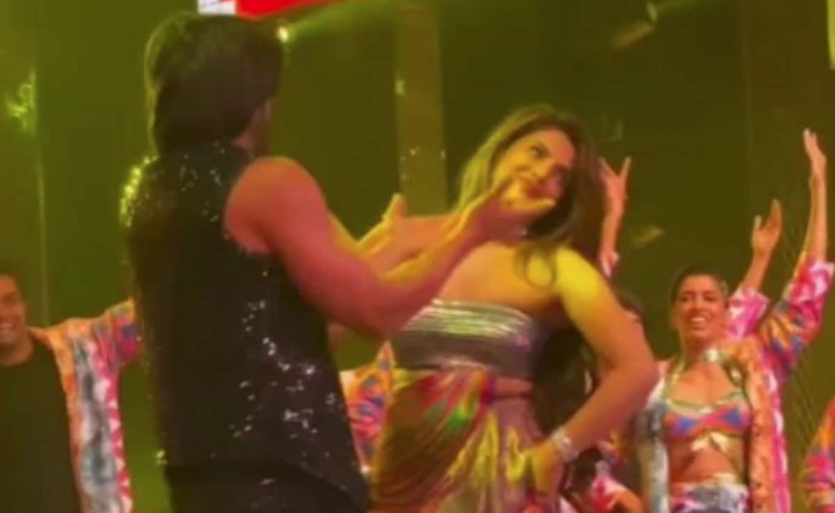 प्रियंका चोपड़ा और रणवीर सिंह ने अंबानी इवेंट में मिनी दिल धड़कने दो रीयूनियन किया।  घड़ी