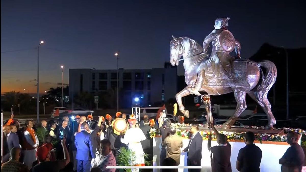 फडणवीस ने मॉरीशस में छत्रपति शिवाजी महाराज की प्रतिमा का अनावरण किया