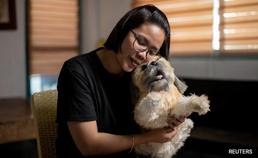 फिलीपीन टॉय मेकर दुःखी मालिकों के लिए जीवन-जैसा पालतू आलीशान बनाता है