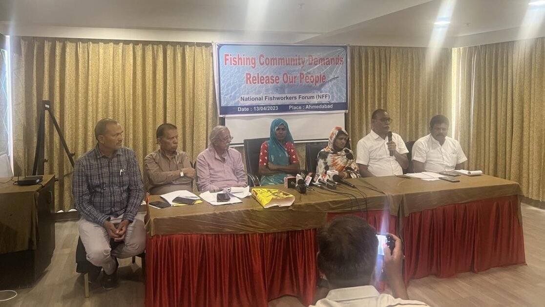 भारत और पाकिस्तान की जेलों में बंद मछुआरों के परिवार मदद की गुहार लगा रहे हैं