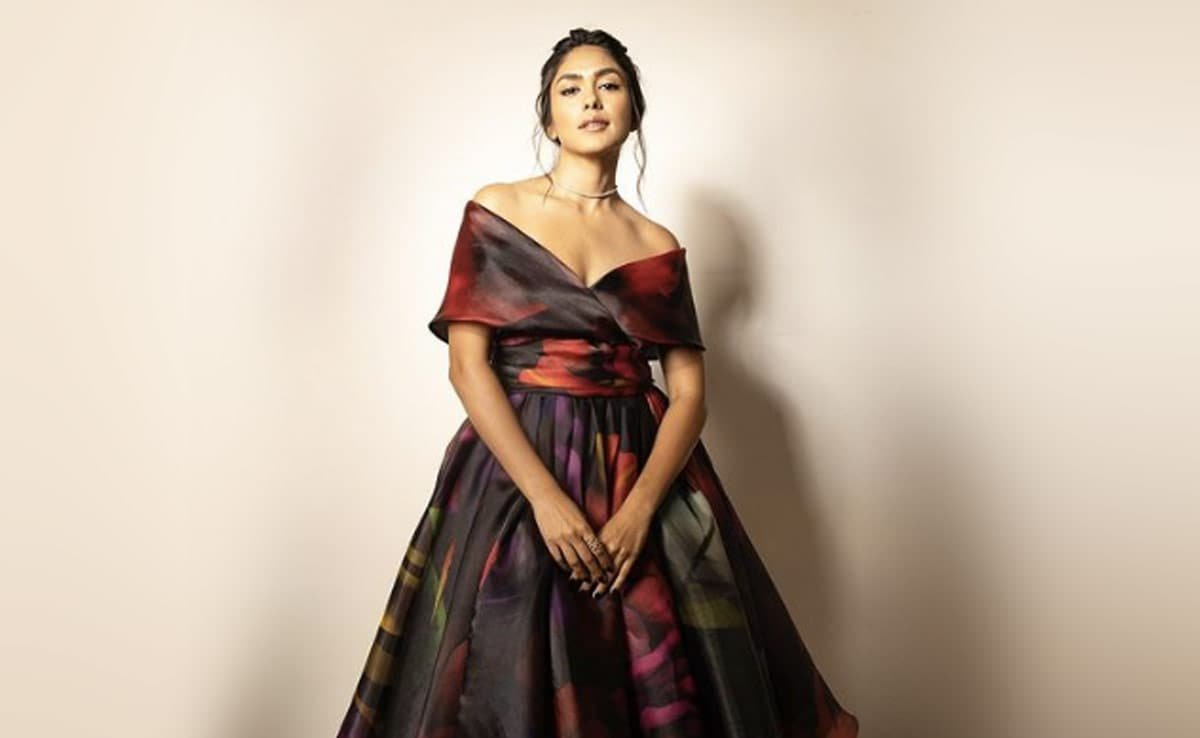 मृणाल ठाकुर ने वायरल आंसू भरी तस्वीर के लिए बैकस्टोरी का खुलासा किया।  वह कहती हैं, 'कमजोर महसूस करने के लिए ठीक है।'