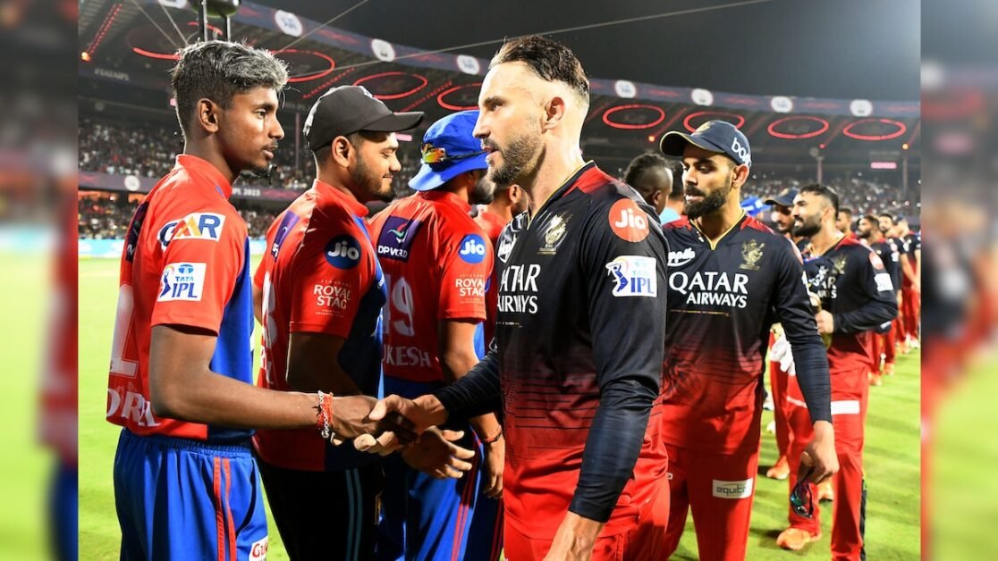 रवि शास्त्री ने खुलासा किया कि वे दो व्यक्तियों के बीच 'नो-हैंडशेक' स्थिति में क्या करेंगे जो "एक दूसरे को पसंद नहीं करते" |  क्रिकेट खबर