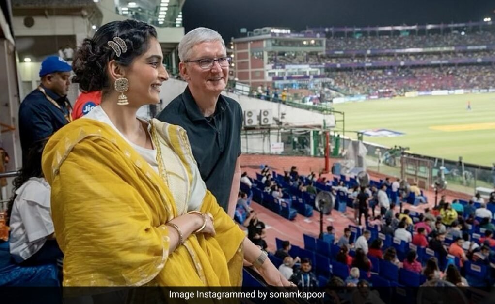 वायरल: टिम कुक ने सोनम कपूर और आनंद आहूजा के साथ आईपीएल मैच देखा