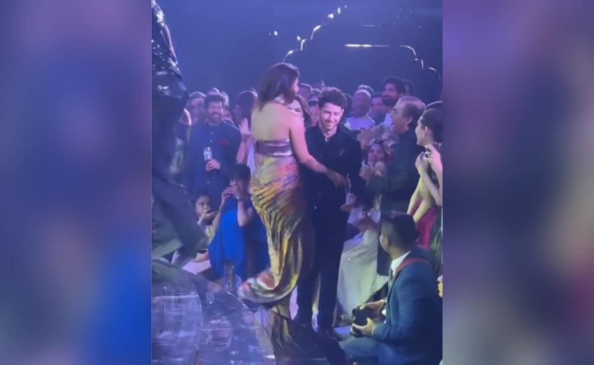 वायरल: निक जोनास द्वारा प्रियंका चोपड़ा की ड्रेस ठीक करने पर इंटरनेट पूरी तरह से मंदी में है