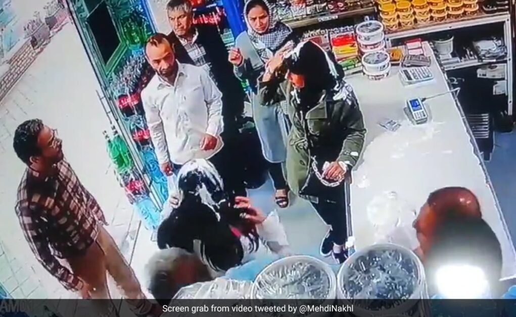 वीडियो: ईरानी महिला पर दही से हमला, हिजाब नहीं पहनने पर गिरफ्तार