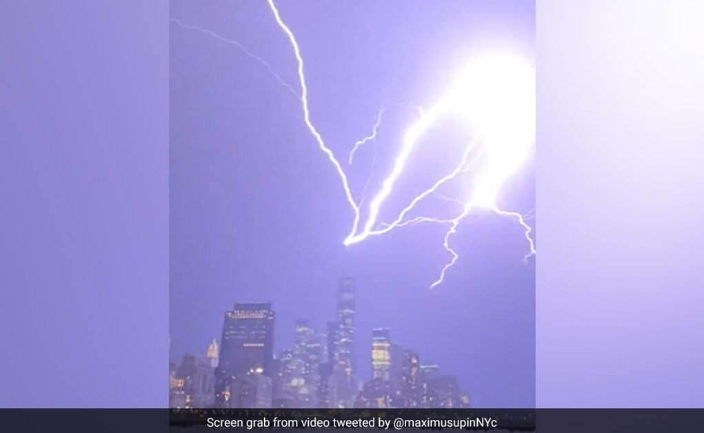 शानदार वीडियो न्यूयॉर्क के वन वर्ल्ड ट्रेड सेंटर पर वज्रपात दिखाता है