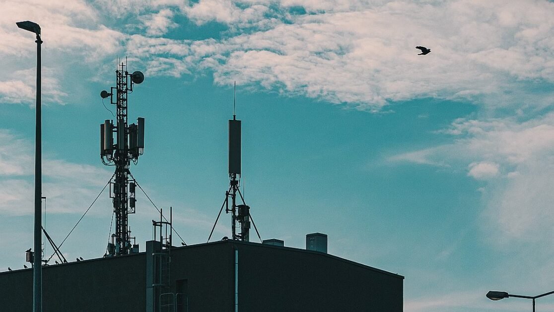 हाई-स्पीड डेटा सर्विसेज के लिए टेलीकॉम कंपनियों ने सरकार से मांगा स्पेक्ट्रम