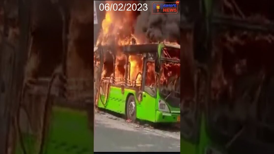 दिल्ली: रोहिणी इलाके में DTC की एक बस में आग लगने की घटना सामने आई है। बाद में आग को बुझा दिया गया।