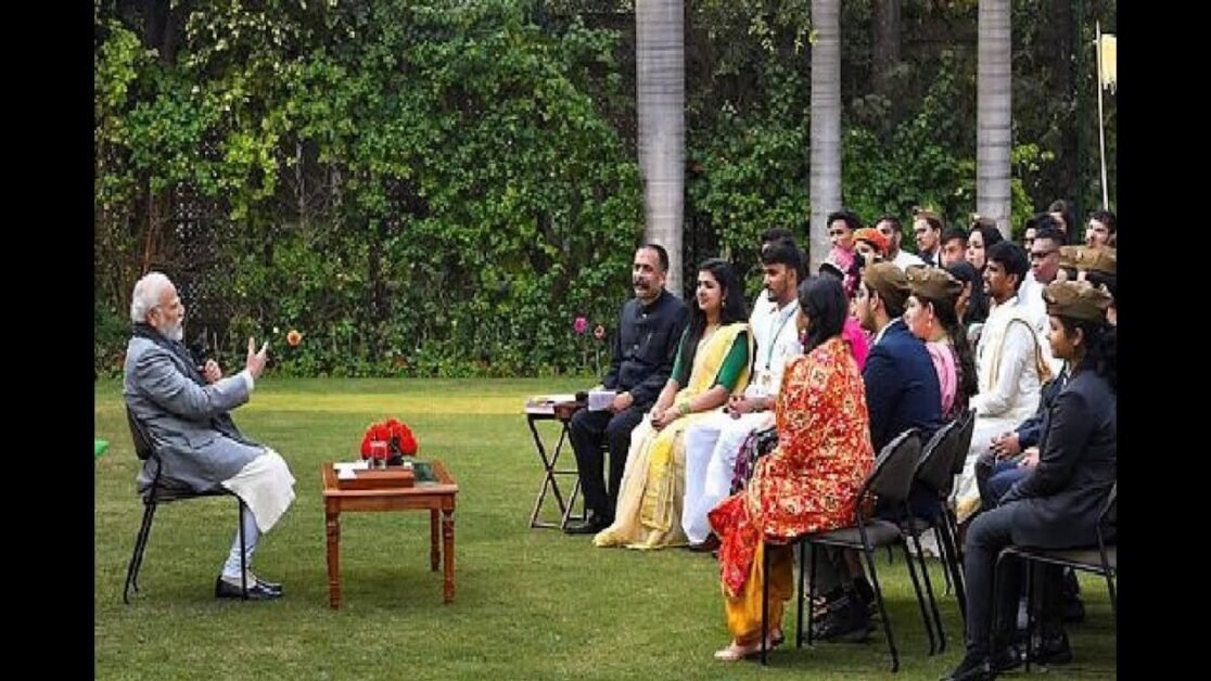 प्रधानमंत्री नरेंद्र मोदी ने 'नोयोरलीडर' कार्यक्रमके दौरान देशभरके युवाओंके एक समूह के साथ बातचीत की