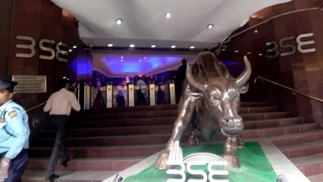 सेंसेक्स 62,000 के ऊपर हरे रंग में, निफ्टी लगभग 18,300 पर
