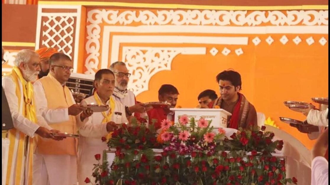 भाजपा नेता देखते हैं 'द केरला स्टोरी', उपदेशक का अभिवादन करने के लिए लाइन में लगते हैं