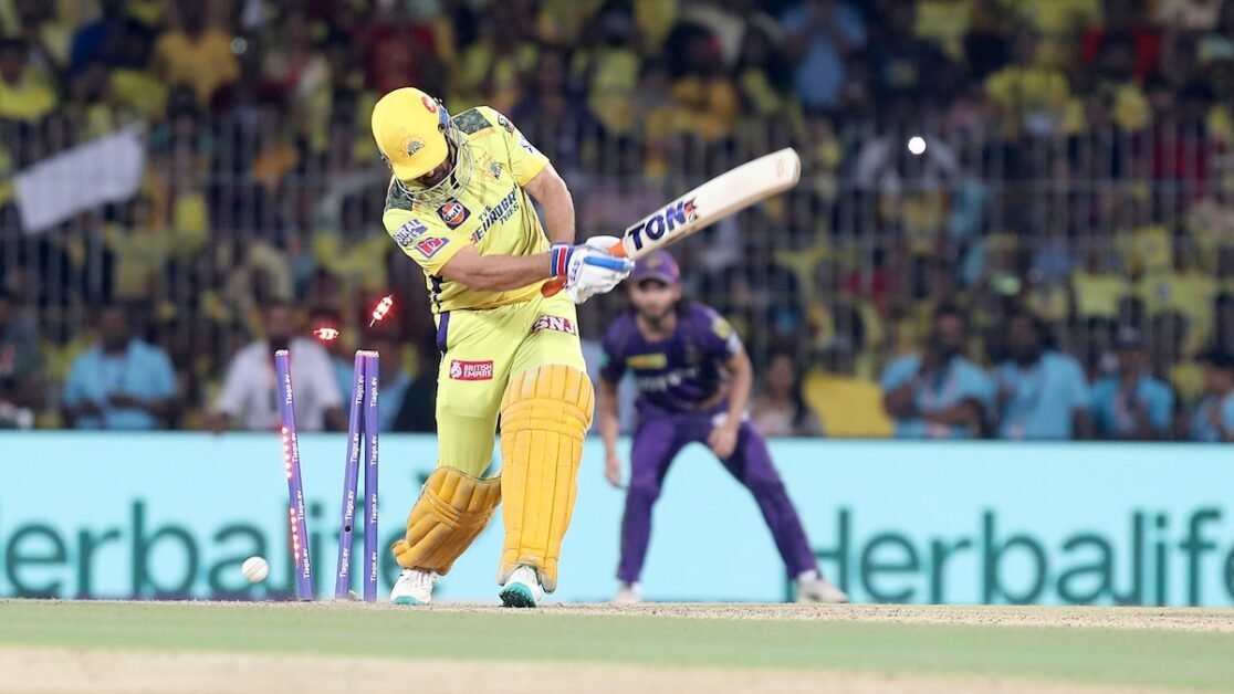 IPL 2023: एमएस धोनी मिस फ्री हिट, केकेआर स्टार द्वारा क्लीन बोल्ड होने पर समाप्त।  देखो |  क्रिकेट खबर