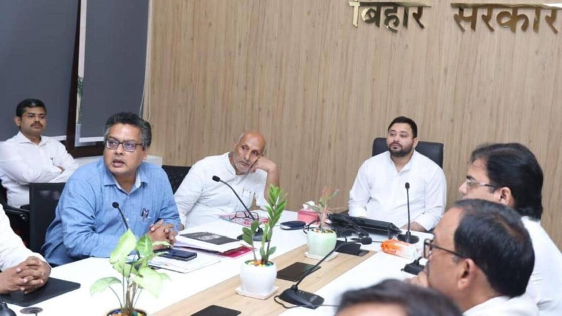 बिहार: तेजस्वी यादव ने शिक्षा विभाग की समीक्षा की क्योंकि सरकार प्रमुख निर्णय लेती है
