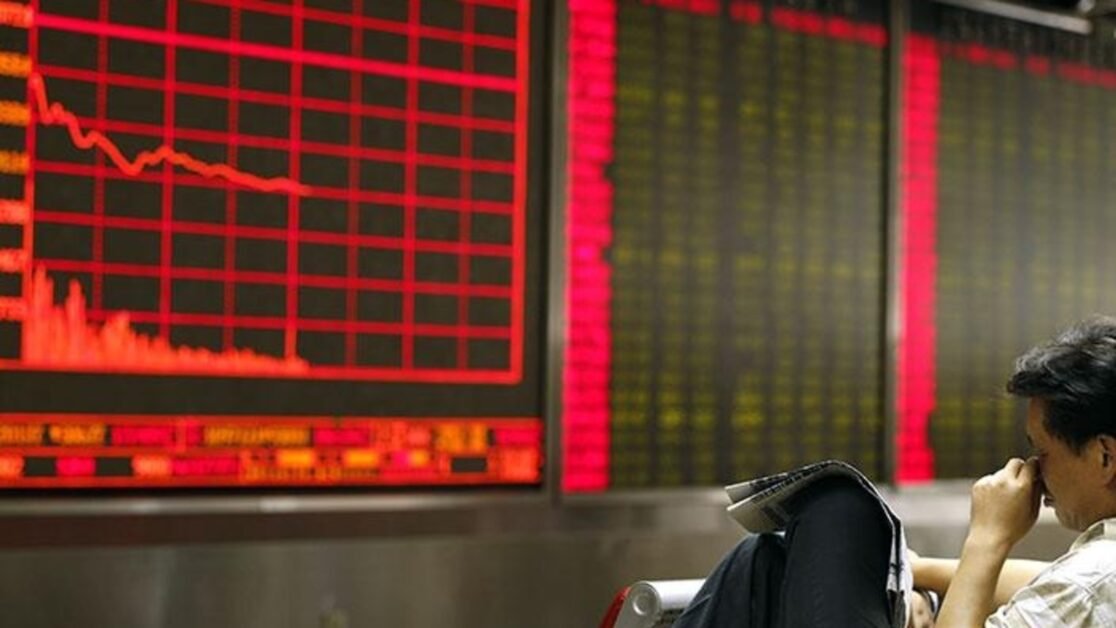 क्लोजिंग बेल: सेंसेक्स 400 अंक गिरकर 61,932 पर, निफ्टी 18,287 पर लाल