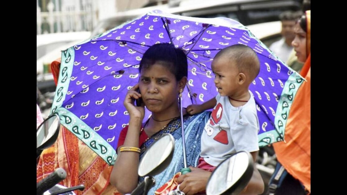 बिहार में भारी बारिश, लू के थपेड़े एक साथ