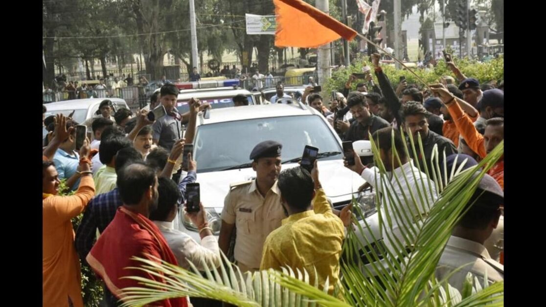 बिना सीट बेल्ट लगाए गाड़ी चलाते पाए गए बाबा बागेश्वर, पटना पुलिस ने वाहन मालिक पर लगाया ₹1,000 का जुर्माना