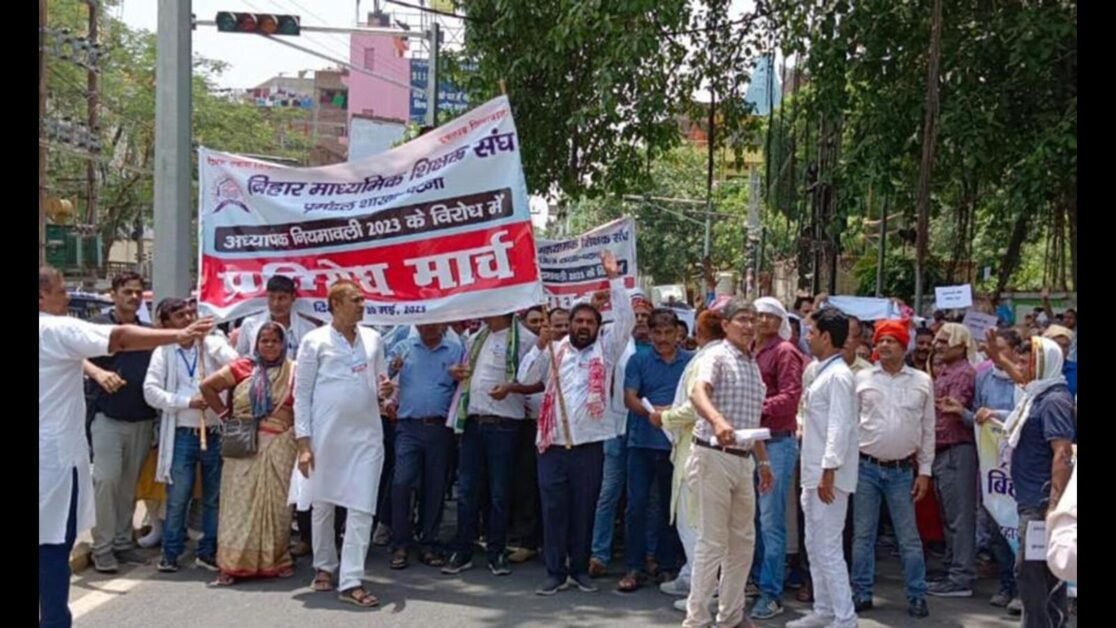 नए भर्ती नियमों के खिलाफ आक्रोशित शिक्षकों ने हाईकोर्ट में याचिका दायर की है