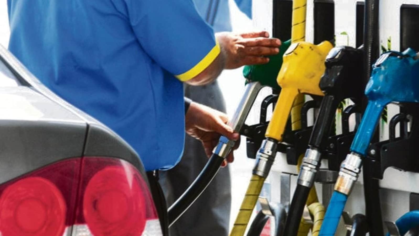 25 मई को पेट्रोल और डीजल की कीमतें: अपने शहर में ईंधन की दरों की जांच करें