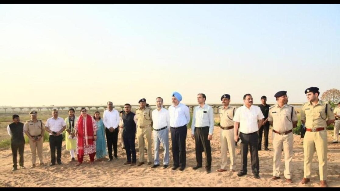 रेत माफिया पर कार्रवाई की योजना बनाने के लिए मुख्य सचिव, डीजीपी ने सोन नदी का दौरा किया