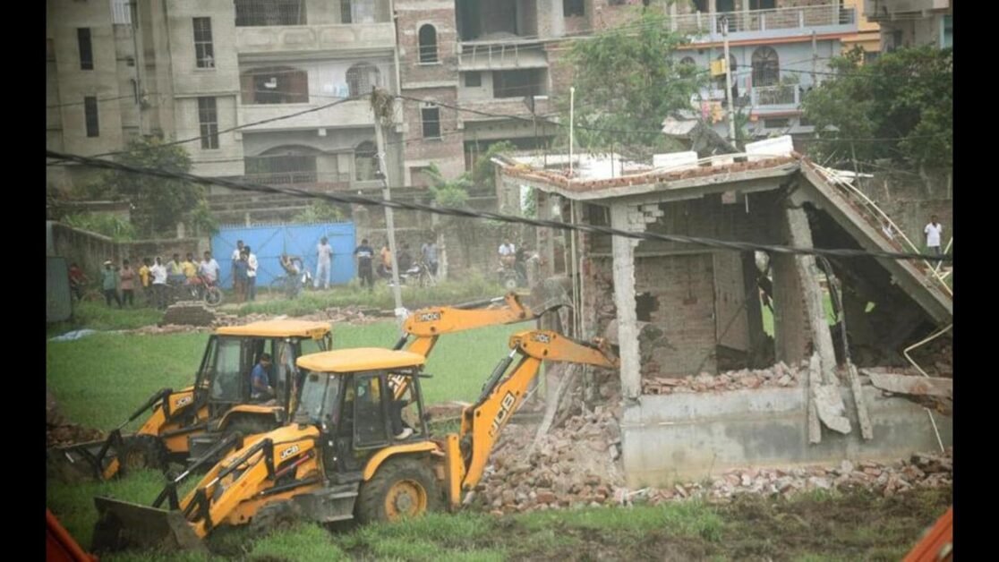 नेपाली नगर में विध्वंस: उच्च न्यायालय ने टूटे घरों के लिए अंतरिम मुआवजे का आदेश दिया