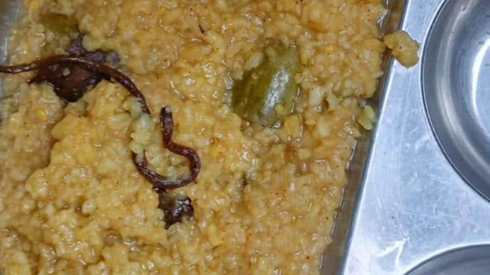 बिहार के अररिया में मिड डे मील खाने के बाद 100 स्कूली बच्चों को अस्पताल में भर्ती कराया गया है