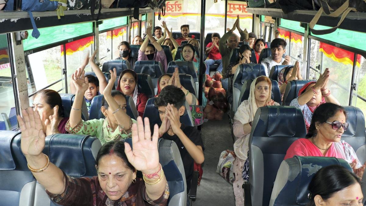 4,500 से अधिक कश्मीरी पंडित खीर भवानी मेला के लिए रवाना हुए