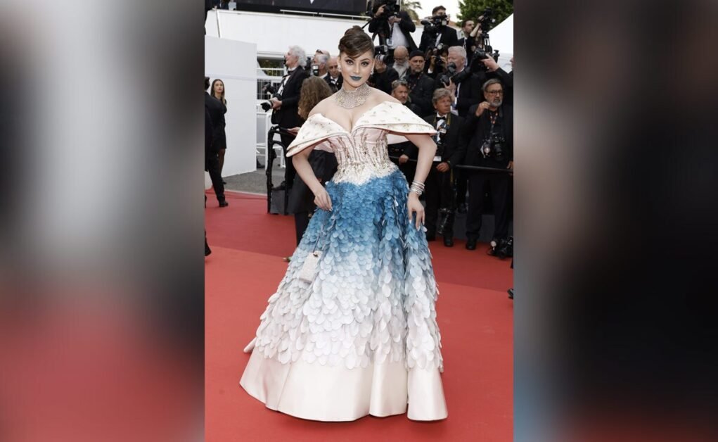 Cannes 2023: उर्वशी रौतेला का रेड कार्पेट लुक है... रुकिए... ब्लू लिप्स।  आपको किसी की याद दिलाता है?