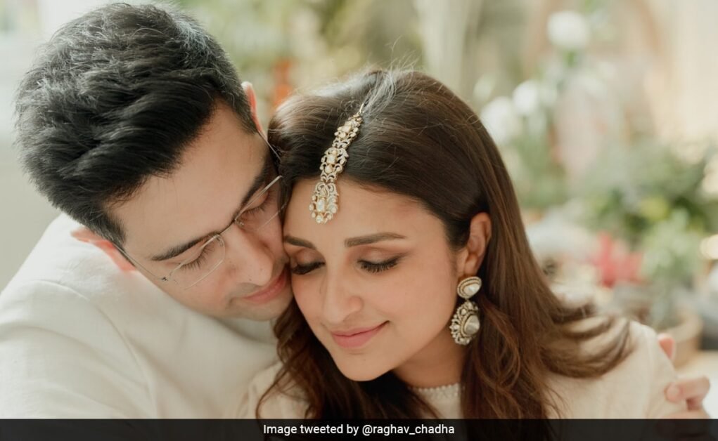 अभिनेत्री परिणीति चोपड़ा ने आप के राघव चड्ढा से सगाई कर ली है।  पहली तस्वीर देखें