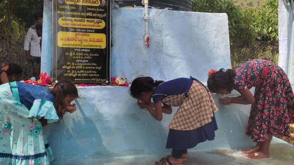 आंध्र प्रदेश: अल्लूरी सीताराम राजू पुलिस ने माओवाद प्रभावित गांव में पीने के पानी की व्यवस्था की