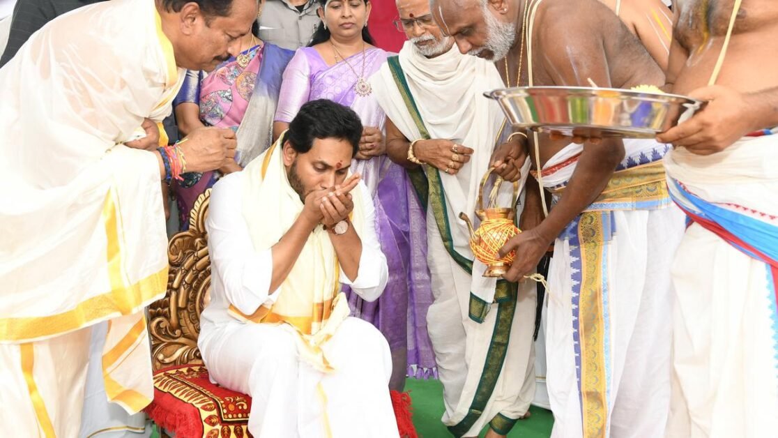 आईजीएमसी स्टेडियम परिसर में 'महा यज्ञम' चल रहा है