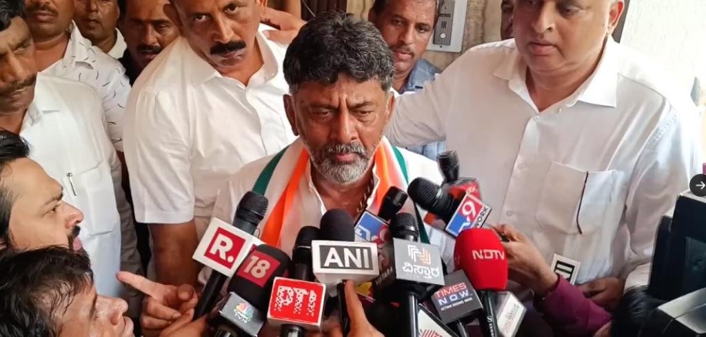 कर्नाटक कांग्रेस के नेता डीके शिवकुमार मीडिया से बात करते हैं।  फोटो: @DKSivakumar/ट्विटर