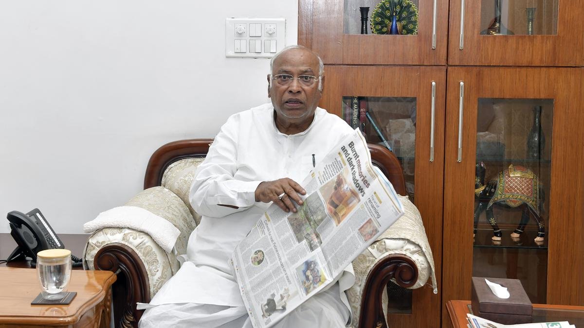 कांग्रेस।  कर्नाटक के विधायक की राय लेंगे पर्यवेक्षक, मुख्यमंत्री के नाम पर आलाकमान करेगा फैसला: खड़गे