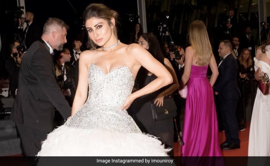 कान्स 2023: रेड कार्पेट पर मौनी रॉय की प्रिंसेस मोमेंट।  देखिए उनका डेब्यू लुक