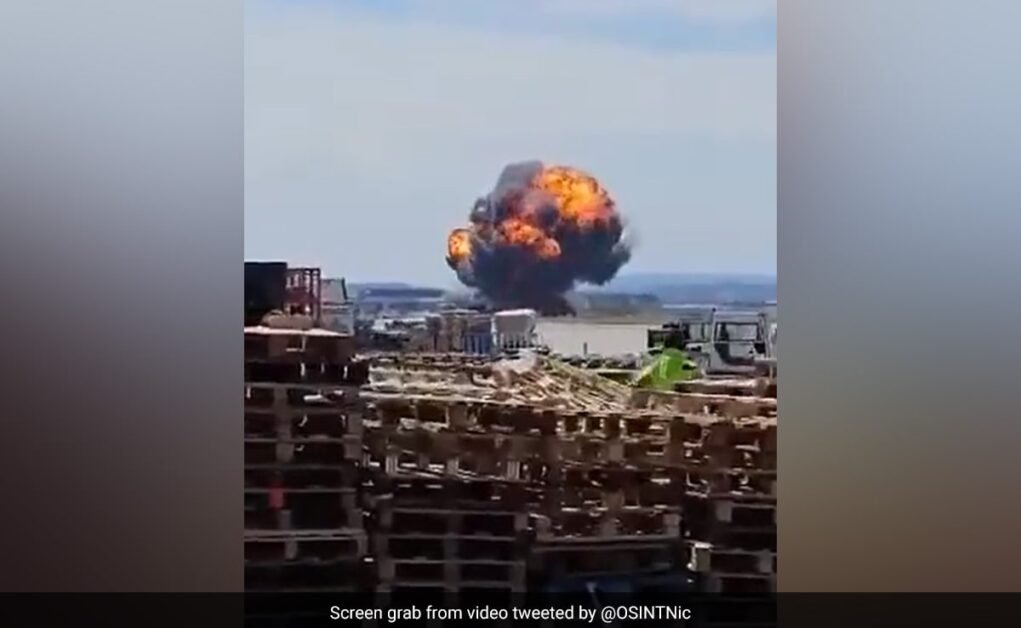कैमरे में देखा गया, F-18 जेट के तेजी से नोज़ डाइव के बाद आग का गोला, स्पेन में क्रैश