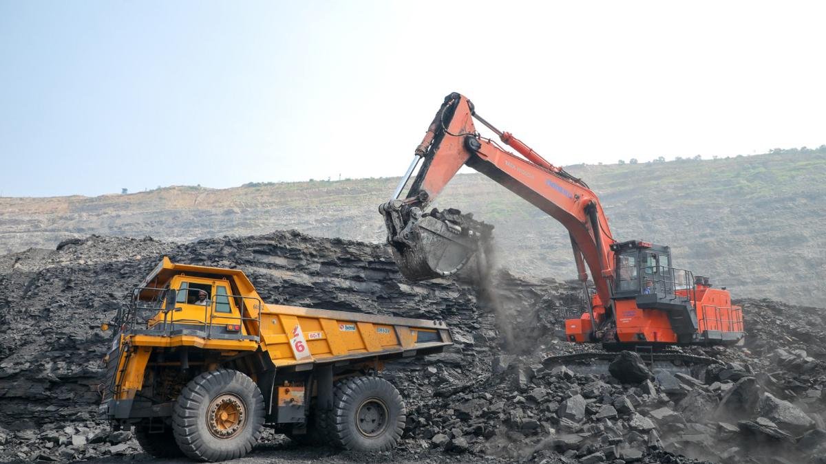 कोयला श्रमिकों के लिए वेतन वृद्धि पर विचार किया जा रहा है