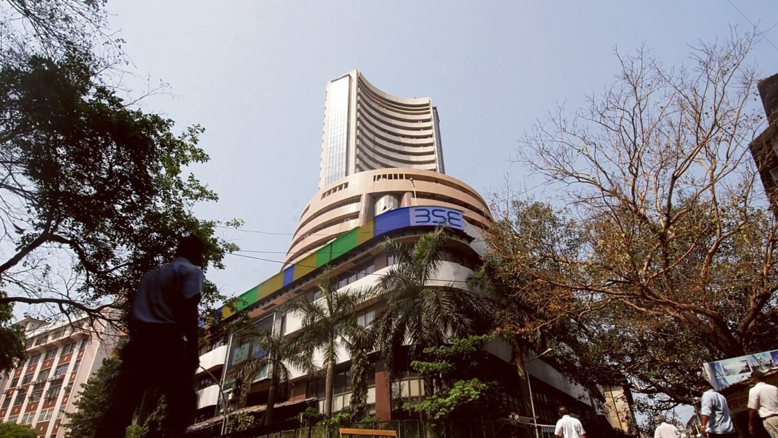 क्लोजिंग बेल: सेंसेक्स हरे रंग में 61,982 पर बंद हुआ;  निफ्टी 18,348 पर