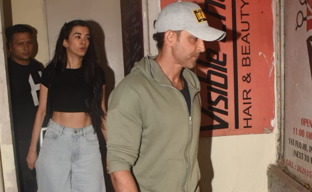 गर्लफ्रेंड सबा आज़ाद और संस हरेन और हिरदान के साथ ऋतिक रोशन की मूवी नाइट