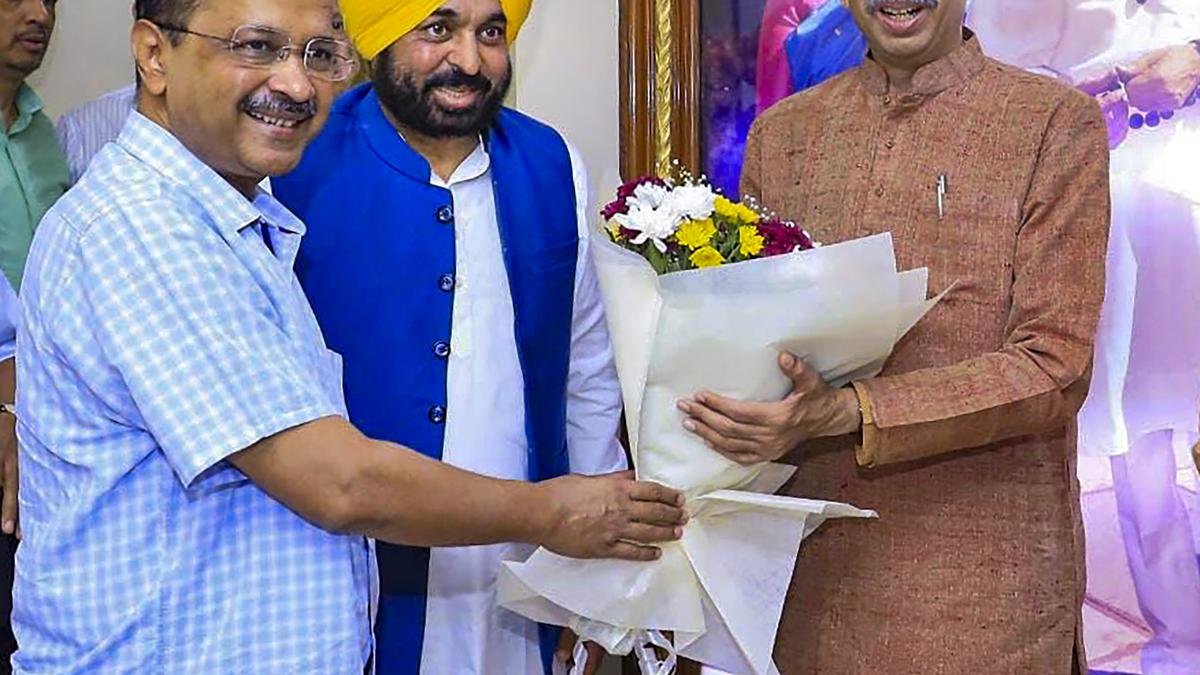 दिल्ली के मुख्यमंत्री अरविंद केजरीवाल ने सेवाओं के नियंत्रण पर केंद्र के अध्यादेश के खिलाफ लड़ाई के लिए समर्थन मांगने के लिए उद्धव ठाकरे से मुलाकात की