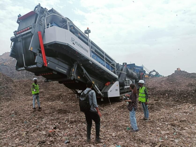 प्रतिदिन 2,000 टन पुराने कचरे को छांटने की क्षमता वाली मोबाइल सॉर्टिंग मशीन।  फोटोः ऋचा सिंह/सीएसई