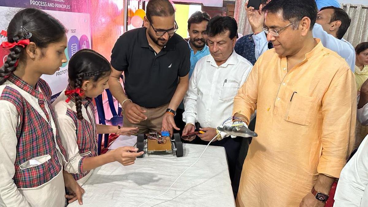 पंजाब में, 18 सरकार।  सुनाम के स्कूलों में भविष्य की रोबोटिक प्रयोगशालाएँ हैं