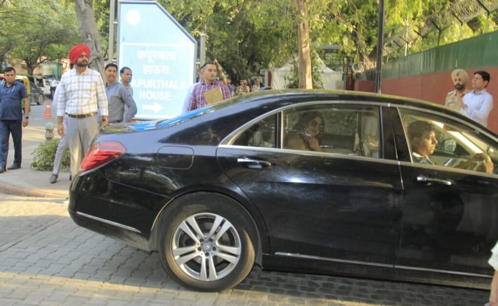 परिणीति और राघव चड्ढा की सगाई में प्रियंका चोपड़ा।  तस्वीरें देखें