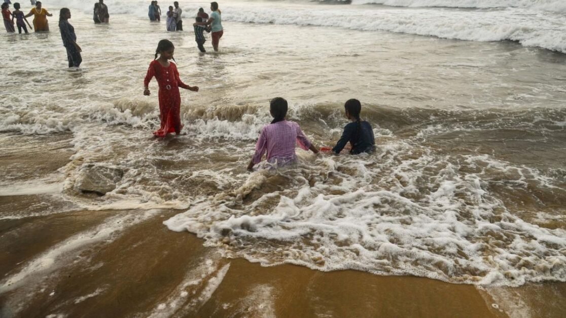 प्रकाशम, नेल्लोर जिले दमघोंटू मौसम की चपेट में आ गए