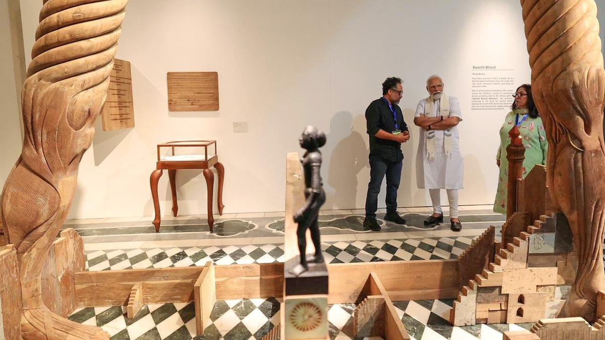 प्रधानमंत्री ने 'मन की बात' की 100 कड़ियों की प्रदर्शनी का दौरा किया