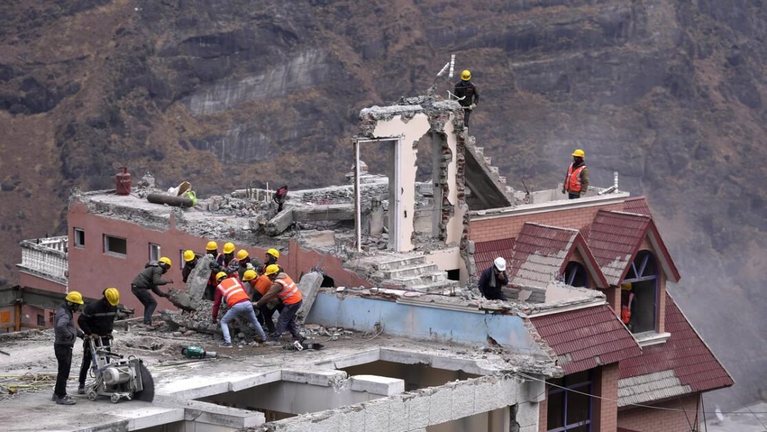 बाढ़ प्रभावित जोशीमठ में विरोध प्रदर्शन करते लोग