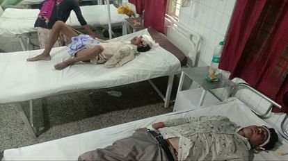 महोबा : डंपर से टकराई पिकअप, दूल्हे के दादा की मौत, नौ घायल