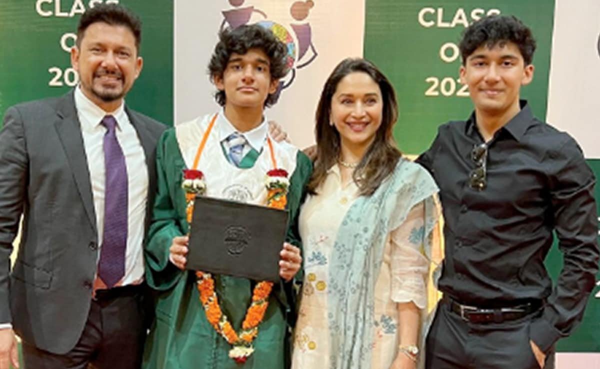 माधुरी दीक्षित ने कुछ इस तरह मनाया 'ब्रिलियंट स्टार' के बेटे रायन का ग्रेजुएशन